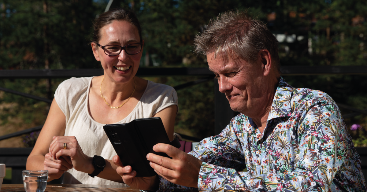 Helana och mats tittar i mobilen tillsammans