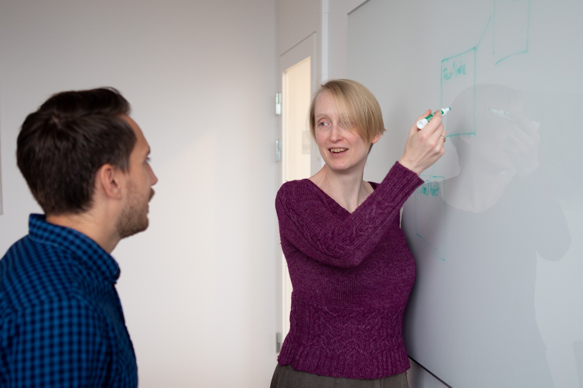 Alex och Anna vid whiteboarden