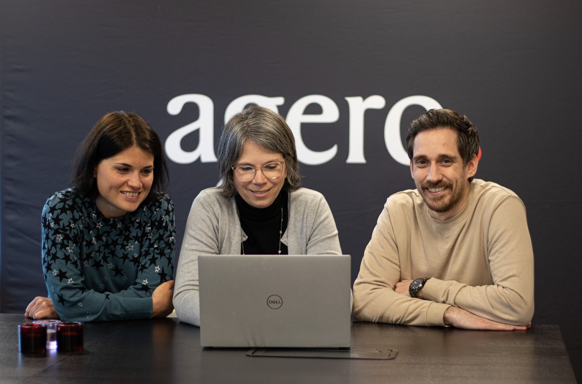 Georgania, Jenny och Alex sitter tillsammans framför en dator