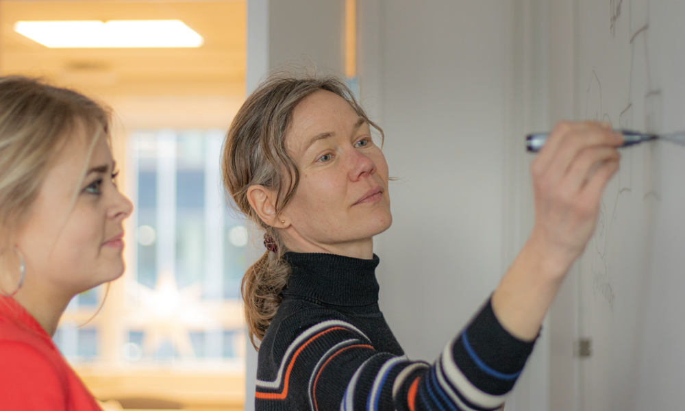 Josefina och Amanda vid tavlan
