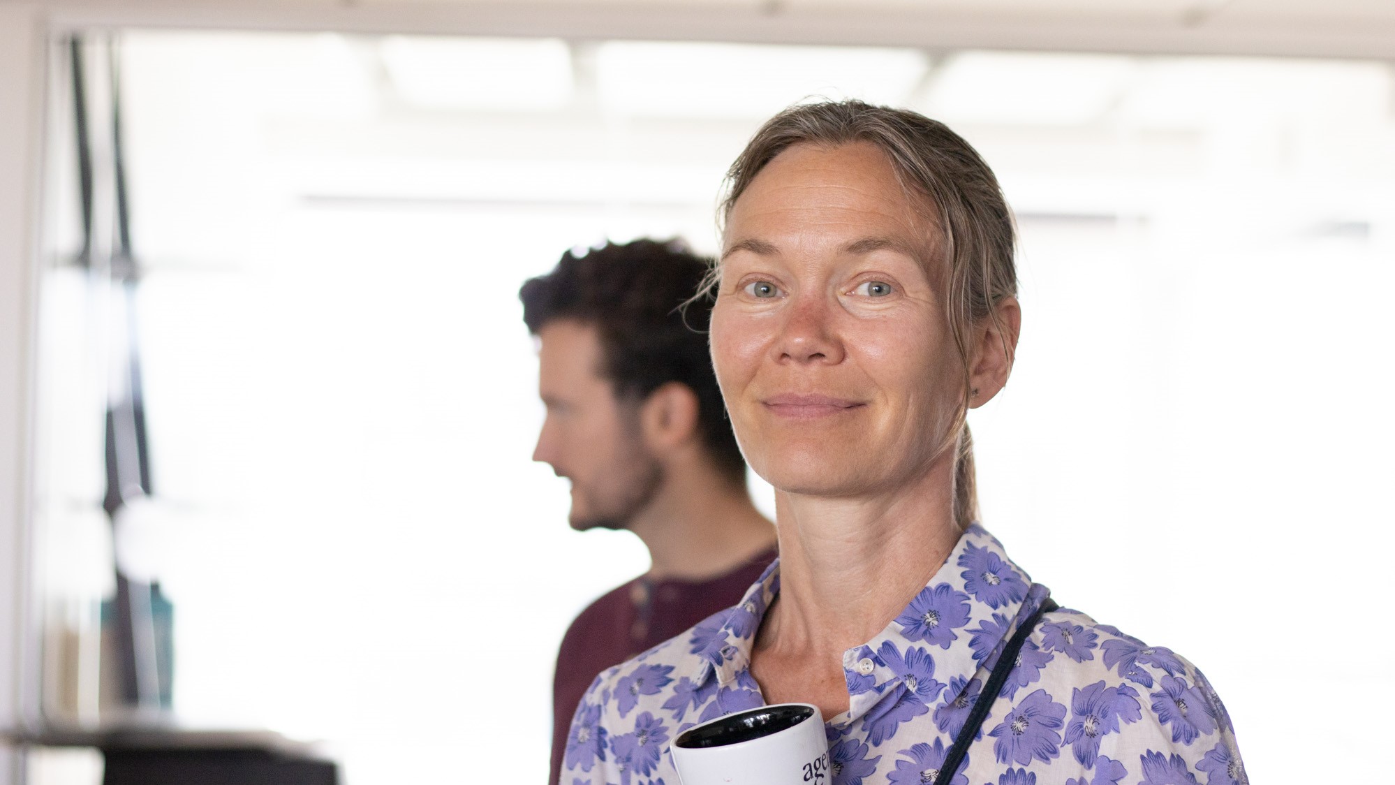 josefina står med en kopp kaffe i handen